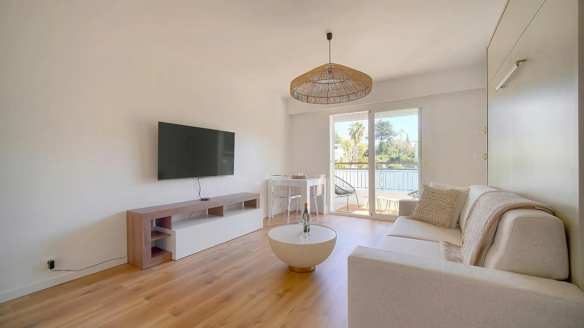 Studio Lumineux Refait En 2025 A Neuf A0B206 Cannes 0*,  France